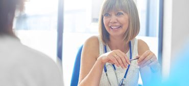 En patient och en neurolog samtalar om behandlingsbeslut